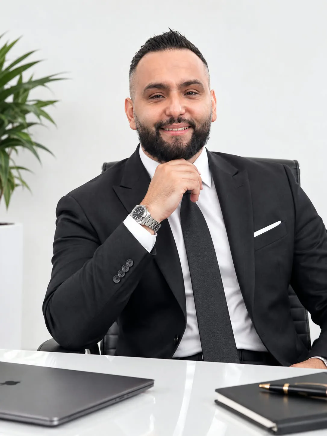 Dehran Dzeladini, Geschäftsführer von DS Cleanservice, an seinem Schreibtisch in Zürich
